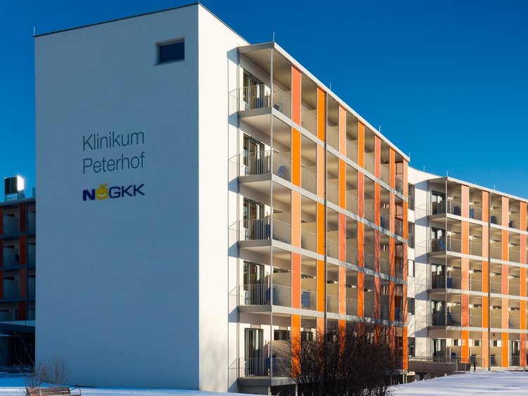 Foto: RSKA Baden: Seitliche Ansicht des Klinikums mit verschneiten Gehwegen davor