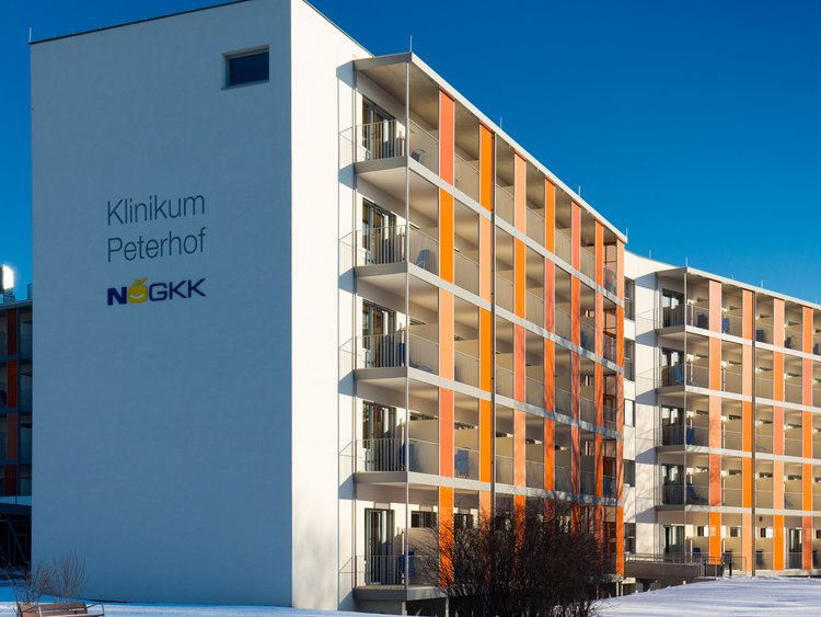 Photo: RSKA Baden Lateral view of the Medical Centre with snow-covered footpath in foreground