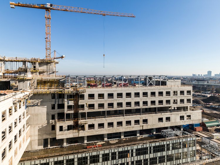 Foto: Krankenhaus Nord: Blick auf den Rohbau des mehrteiligen Baukörpers mit Skyline im Hintergrund